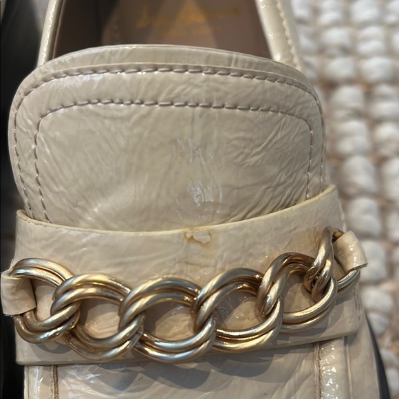 Elegant Beige Loafers with Gold Chain Detail by Sam Edelman - Picture 4 of 9